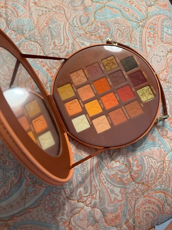 Jeffrey Star Pricked palette - Picture 2 of 5